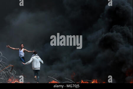 La bande de Gaza. Apr 27, 2018. Des manifestants palestiniens prendre part à des affrontements avec les troupes israéliennes à l'Est de la ville de Gaza, le 27 avril 2018. Credit : Stringer/Xinhua/Alamy Live News Banque D'Images