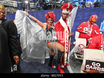 26 avril 2018 : Atlanta Falcons fans posent au cours de la première ronde de la NFL De 2018 à AT&T Stadium à Arlington, TX Albert Pena/CSM Banque D'Images