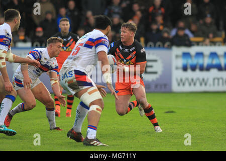 Castleford, UK. 27 AVRIL 2018 , Mend-A-tuyau Jungle, Castleford, England ; Betfred Super League rugby, Castleford Tigers v Wakefield Trinity ; Adam Milner de Castleford Tigers, la défense de la trinité : Crédit News Images /Alamy Live News Banque D'Images