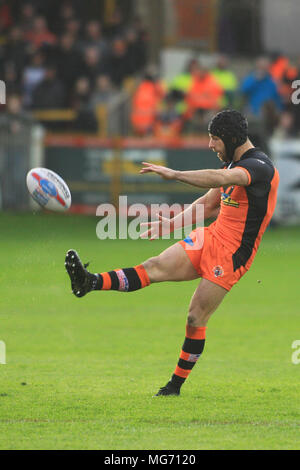 Castleford, UK. 27 AVRIL 2018 , Mend-A-tuyau Jungle, Castleford, England ; Betfred Super League rugby, Castleford Tigers v Wakefield Trinity ; Luc Gale de Castleford Tigers avec un crédit ballon : Nouvelles Images /Alamy Live News Banque D'Images