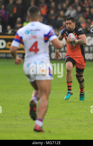 Castleford, UK. 27 AVRIL 2018 , Mend-A-tuyau Jungle, Castleford, England ; Betfred Super League rugby, Castleford Tigers v Wakefield Trinity ; Jesse Sebe-Lefao de Castleford Tigers avec ballon en main Crédit : News Images /Alamy Live News Banque D'Images