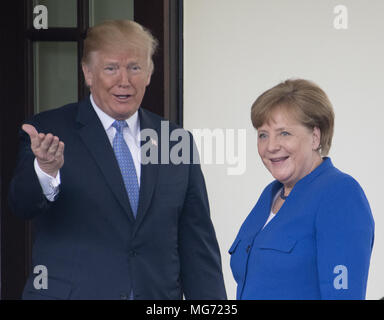 Washington, District de Columbia, Etats-Unis. Apr 27, 2018. Le Président des Etats-Unis, Donald J. Trump se félicite de la Chancelière Angela Merkel d'Allemagne à la Maison Blanche à Washington, DC pour des entretiens de vendredi. Credit : Ron Sachs/CNP/ZUMA/Alamy Fil Live News Banque D'Images