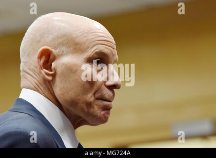 North Miami Beach, Floride, USA. Mar 22, 2018. -0779 State Attorney Mike Satz pendant un délai à une audience pour la Floride school shooting suspect Nikolas Cruz vendredi après-midi, le 27 avril 2018, à Fort Lauderdale, FL. Cruz, 19 ans, est accusé de 17 chefs d'accusation de meurtre et 17 chefs de tentative de meurtre dans le 14 février 2018 tir à l'école secondaire Marjory Stoneman Douglas dans un parc, Fl.Cruz's procureur a dit qu'il plaide coupable si garanti vie sans possibilité de libération conditionnelle, mais les procureurs sont à la recherche de la peine de mort.Taimy Alvarez, Sun-Sentinel/piscine (crédit Image : © Sun-Sentinel via ZUM Banque D'Images