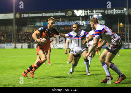 Castleford, UK. 27 AVRIL 2018 , Mend-A-tuyau Jungle, Castleford, England ; Betfred Super League rugby, Castleford Tigers v Wakefield Trinity ; Mike McMeeken de Castleford Tigers attaquer la ligne de crédit : Trinity News Images /Alamy Live News Banque D'Images