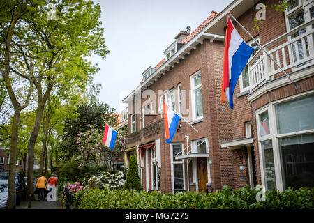 Drapeaux nationaux vu à la fête du Roi dans la ville de Rijswijk aux Pays-Bas. Koningsdag ou King's Day est une fête nationale du Royaume des Pays-Bas. Célébrée le 27 avril, cette date marque la naissance du Roi Willem-Alexander. Banque D'Images