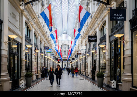 Drapeaux nationaux vu dans le centre commercial de passage sur la fête du Roi dans la ville de La Haye en Hollande. Koningsdag ou King's Day est une fête nationale du Royaume des Pays-Bas. Célébrée le 27 avril, cette date marque la naissance du Roi Willem-Alexander. Le passage à La Haye est le plus ancien centre commercial existant aux Pays-Bas. Banque D'Images