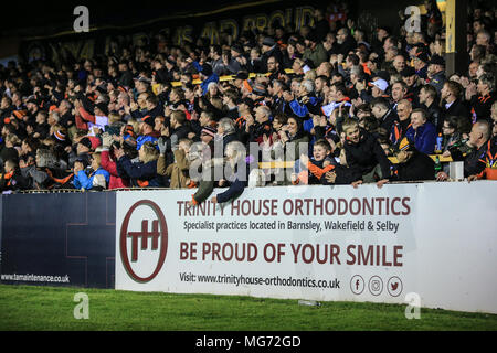 Castleford, UK. 27 AVRIL 2018 , Mend-A-tuyau Jungle, Castleford, England ; Betfred Super League rugby, Castleford Tigers v Wakefield Trinity ; les tigres fans célébrer Adam Milner essayer Crédit : News Images /Alamy Live News Banque D'Images