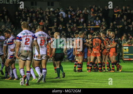 Castleford, UK. 27 AVRIL 2018 , Mend-A-tuyau Jungle, Castleford, England ; Betfred Super League rugby, Castleford Tigers v Wakefield Trinity ; célébrer l'équipe Tigres Adam Milner essayer Crédit : News Images /Alamy Live News Banque D'Images