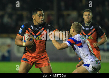 Castleford, UK. 27 AVRIL 2018 , Mend-A-tuyau Jungle, Castleford, England ; Betfred Super League rugby, Castleford Tigers v Wakefield Trinity Junior;maures de Castleford Tigers hands off Jacob Miller de Wakefield Trinity Crédit : News Images /Alamy Live News Banque D'Images