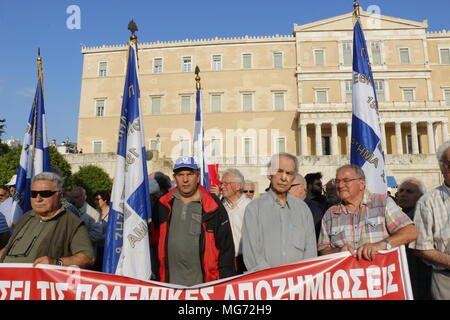 Vu les manifestants devant le bâtiment du Parlement grec mot grec War 2 Les membres font preuve de résistance à Athènes exigeant de l'Allemagne à verser une indemnité de guerre de l'Allemagne nazie vers la Grèce. Banque D'Images