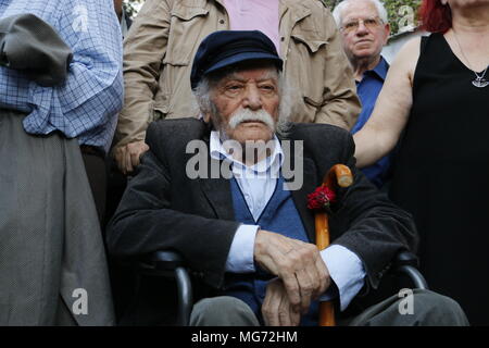 Manifestant Manolis Glezos vu à la manifestation. Mot grec War 2 Les membres font preuve de résistance à Athènes exigeant de l'Allemagne à verser une indemnité de guerre de l'Allemagne nazie vers la Grèce. Banque D'Images