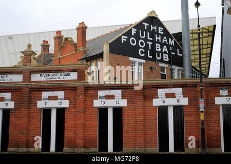 Londres, Royaume-Uni. 27 avr, 2018. Une vue générale de l'extérieur de Craven Cottage avant de lancer. Match de championnat Skybet EFL, Fulham v Sunderland au Craven Cottage à Londres le vendredi 27 avril 2018. Cette image ne peut être utilisé qu'à des fins rédactionnelles. Usage éditorial uniquement, licence requise pour un usage commercial. Aucune utilisation de pari, de jeux ou d'un seul club/ligue/dvd publications. pic par Steffan Bowen/Andrew Orchard la photographie de sport/Alamy live news Banque D'Images