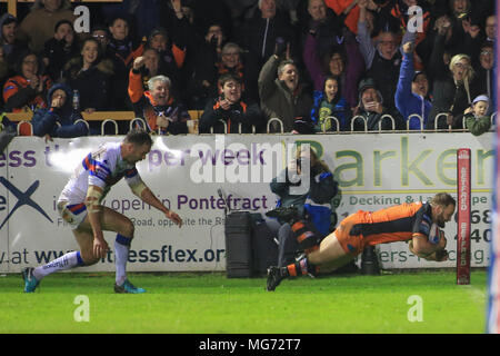 Castleford, UK. 27 AVRIL 2018 , Mend-A-tuyau Jungle, Castleford, England ; Betfred Super League rugby, Castleford Tigers v Wakefield Trinity;Paul McShane de Castleford Tigers un pointage de crédit essayer : Nouvelles Images /Alamy Live News Banque D'Images