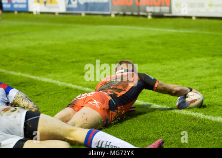 27 AVRIL 2018 , Mend-A-tuyau Jungle, Castleford, England ; Betfred Super League rugby, Castleford Tigers v Wakefield Trinity ; Castleford Tigers' Greg Minikin marque un essai Banque D'Images