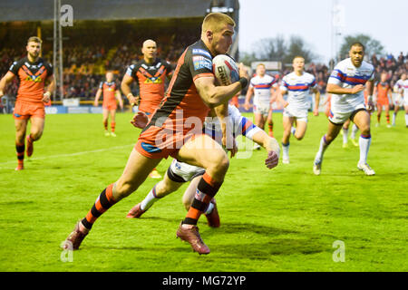 27 AVRIL 2018 , Mend-A-tuyau Jungle, Castleford, England ; Betfred Super League rugby, Castleford Tigers v Wakefield Trinity ; Castleford Tigers' Greg Minikin va pour l'essayer Banque D'Images