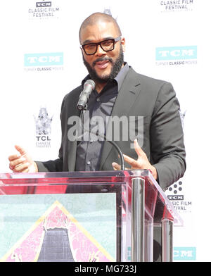 Hollywood, Californie, 27 avril 2018. Tyler Perry. Cérémonie en l'honneur de l'empreinte de main et Cicely Tyson au cours de la 2018 TCM Classic Film Festival qui a eu lieu au Théâtre chinois de Grauman. Crédit photo : PMA/AdMedia Crédit : PMA/AdMedia/ZUMA/Alamy Fil Live News Banque D'Images