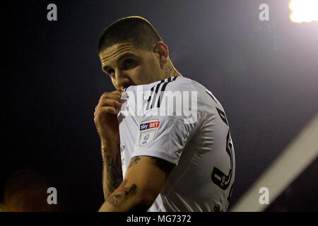 Aleksandr Mitrovic de Fulham © célèbre après avoir marqué le deuxième but de son équipe pour le rendre 2-1. Match de championnat Skybet EFL, Fulham v Sunderland au Craven Cottage à Londres le vendredi 27 avril 2018. Cette image ne peut être utilisé qu'à des fins rédactionnelles. Usage éditorial uniquement, licence requise pour un usage commercial. Aucune utilisation de pari, de jeux ou d'un seul club/ligue/dvd publications. pic par Steffan Bowen/Andrew Orchard la photographie de sport/Alamy live news Banque D'Images