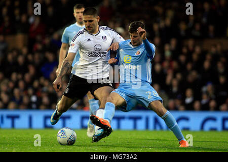 Aleksandr Mitrovic de Fulham (L) en action avec Ethan Robson de Sunderland (R). Match de championnat Skybet EFL, Fulham v Sunderland au Craven Cottage à Londres le vendredi 27 avril 2018. Cette image ne peut être utilisé qu'à des fins rédactionnelles. Usage éditorial uniquement, licence requise pour un usage commercial. Aucune utilisation de pari, de jeux ou d'un seul club/ligue/dvd publications. pic par Steffan Bowen/Andrew Orchard la photographie de sport/Alamy live news Banque D'Images