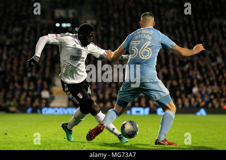 Aboubakar Kamara de Fulham (L) en action avec Marc Wilson de Sunderland (R). Match de championnat Skybet EFL, Fulham v Sunderland au Craven Cottage à Londres le vendredi 27 avril 2018. Cette image ne peut être utilisé qu'à des fins rédactionnelles. Usage éditorial uniquement, licence requise pour un usage commercial. Aucune utilisation de pari, de jeux ou d'un seul club/ligue/dvd publications. pic par Steffan Bowen/Andrew Orchard la photographie de sport/Alamy live news Banque D'Images