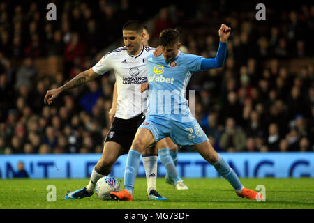 Aleksandr Mitrovic de Fulham (L) en action avec Ethan Robson de Sunderland (R). Match de championnat Skybet EFL, Fulham v Sunderland au Craven Cottage à Londres le vendredi 27 avril 2018. Cette image ne peut être utilisé qu'à des fins rédactionnelles. Usage éditorial uniquement, licence requise pour un usage commercial. Aucune utilisation de pari, de jeux ou d'un seul club/ligue/dvd publications. pic par Steffan Bowen/Andrew Orchard la photographie de sport/Alamy live news Banque D'Images