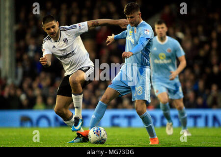 Aleksandr Mitrovic de Fulham (L) en action avec Ethan Robson de Sunderland (R). Match de championnat Skybet EFL, Fulham v Sunderland au Craven Cottage à Londres le vendredi 27 avril 2018. Cette image ne peut être utilisé qu'à des fins rédactionnelles. Usage éditorial uniquement, licence requise pour un usage commercial. Aucune utilisation de pari, de jeux ou d'un seul club/ligue/dvd publications. pic par Steffan Bowen/Andrew Orchard la photographie de sport/Alamy live news Banque D'Images