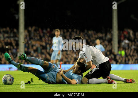 Rui Fonte de Fulham (R) s'attaque à Adam Matthews de Sunderland (L). Match de championnat Skybet EFL, Fulham v Sunderland au Craven Cottage à Londres le vendredi 27 avril 2018. Cette image ne peut être utilisé qu'à des fins rédactionnelles. Usage éditorial uniquement, licence requise pour un usage commercial. Aucune utilisation de pari, de jeux ou d'un seul club/ligue/dvd publications. pic par Steffan Bowen/Andrew Orchard la photographie de sport/Alamy live news Banque D'Images