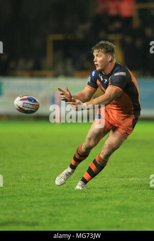 27 AVRIL 2018 , Mend-A-tuyau Jungle, Castleford, England ; Betfred Super League rugby, Castleford Tigers v Wakefield Trinity ; Adam Milner de Castleford Tigers la distribution de la balle Banque D'Images