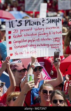 Phoenix, Arizona, USA. Apr 26, 2018. Dans la plus grande grève des enseignants, les enseignants de l'histoire de l'Arizona est sorti le jeudi 26 avril, et démontré à l'capitol à Phoenix, à exiger des améliorations au financement public des écoles. Au moins 50 000 enseignants et partisans de partout dans l'état convergé pour appliquer une pression sur le gouverneur et la législature de l'état 49e rang. dans les dépenses par élève dans la nation. Credit : ZUMA Press, Inc./Alamy Live News Banque D'Images