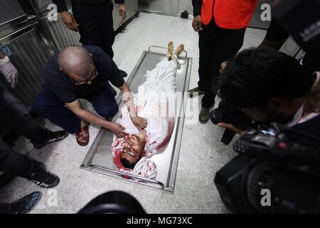 La ville de Gaza, la bande de Gaza. Apr 27, 2018. Le corps d'un Palestinien qui a été tué par les forces de sécurité israéliennes au cours d'affrontements à la frontière Israel-Gaza, est vue à l'hôpital de Gaza. Credit : Mahmoud Ajour/APA/Images/fil ZUMA Alamy Live News Banque D'Images