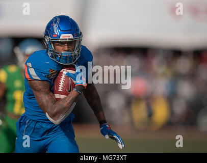 Las Vegas, NV, USA. Déc 16, 2017. Boise State wide receiver (1) Cedric Wilson ressemble pour l'exécution de prix après avoir fait une réception pendant un match entre la Boise State Broncos vs Oregon Ducks le Samedi, Décembre 16, 2017 à Sam Boyd Stadium à Las Vegas, Nevada. Boise State a défait l'Oregon 38-28. (Crédit obligatoire : Juan Lainez/MarinMedia.org/Cal Sport Media) (photographe complet, et de crédit crédit obligatoire) : csm/Alamy Live News Banque D'Images