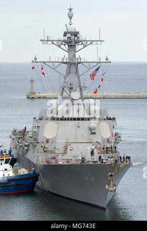 Gdynia, Pologne, 27 avril 2018. US Navy de la classe Arleigh Burke destroyer USS Farragut (DDG-99) au port de Gdynia, Pologne. 27 avril 2018 © Wojciech Strozyk / Alamy Live News Banque D'Images