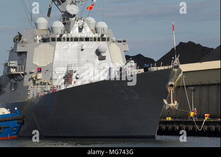 Gdynia, Pologne, 27 avril 2018. US Navy de la classe Arleigh Burke destroyer USS Farragut (DDG-99) au port de Gdynia, Pologne. 27 avril 2018 © Wojciech Strozyk / Alamy Live News Banque D'Images