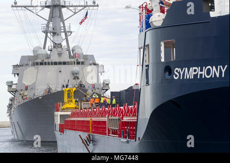 Gdynia, Pologne, 27 avril 2018. US Navy de la classe Arleigh Burke destroyer USS Farragut (DDG-99) au port de Gdynia, Pologne. 27 avril 2018 © Wojciech Strozyk / Alamy Live News Banque D'Images