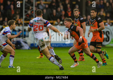 27 AVRIL 2018 , Mend-A-tuyau Jungle, Castleford, England ; Betfred Super League rugby, Castleford Tigers v Wakefield Trinity ; Adam Milner de Castleford Tigers tournant à la défense de la Trinité Banque D'Images