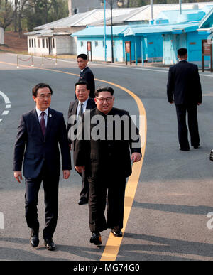 Séoul, Corée du Sud, 27 avril 2018. Myoung-Gyon et Kim Jong-Un Cho, Apr 27, 2018 : Le ministre de l'Unification sud-coréen Cho Myoung-Gyon (L) conduit le dirigeant nord-coréen Kim Jong-Un (C) à l'Panmunjom, dans la zone démilitarisée (DMZ) séparant les deux Corées, à Paju, au nord de Séoul, Corée du Sud. EDITORIAL N'utilisez que du sommet intercoréen Crédit : Presse/Piscine/AFLO/Alamy Live News Banque D'Images