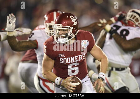Arlington, TX, États-Unis. Apr 26, 2018. (Dossier PHOTOS).Nom : Baker Mayfield.Round choisi : 1.Pick : 1.NFL Team : Cleveland Browns.College : Oklahoma.Position : Quarterback.(crédit obligatoire : Jose Marin/MarinMedia.org/Cal Sport Media) (complète et absolue, photographe crédits requis) Credit : csm/Alamy Live News Banque D'Images