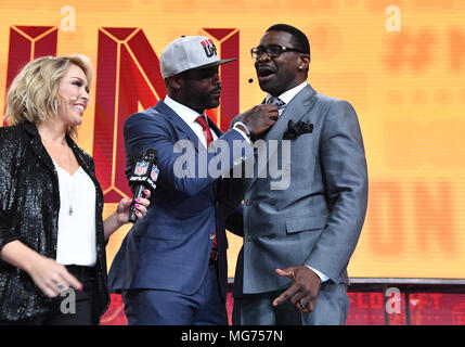 27 avril 2018 : Ancien Atlanta Falcons quarterback Michael Vick blagues autour de l'ancien Cowboy Dallas Michael Irvin lors du deuxième tour de la NFL De 2018 à AT&T Stadium à Arlington, TX Albert Pena/CSM Banque D'Images