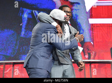 27 avril 2018 : Ancien Atlanta Falcons quarterback Michael Vick blagues autour de l'ancien Cowboy Dallas Michael Irvin lors du deuxième tour de la NFL De 2018 à AT&T Stadium à Arlington, TX Albert Pena/CSM Banque D'Images