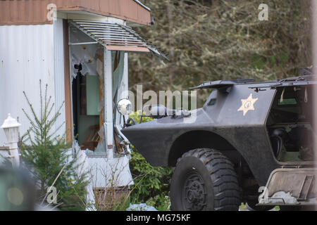 Shelton, Washington, USA, 27 avril 2018. Mason Comté Sheriff répondre à la scène où un homme a poignardé un processus serveur. Cette photo a été prise après que l'homme a été arrêté et emmené à l'hôpital avec une morsure de chien. Il semble que la police a enfoncé la remorque avec leur véhicule SWAT. (Shawna Whelan) Credit : Shawna Whelan/Alamy Live News Banque D'Images