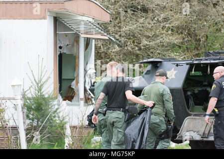 Shelton, Washington, USA, 27 avril 2018. Mason Comté Sheriff répondre à la scène où un homme a poignardé un processus serveur. Cette photo a été prise après que l'homme a été arrêté et emmené à l'hôpital avec une morsure de chien. Il semble que la police a enfoncé la remorque avec leur véhicule SWAT. Hidden Haven Mobile Home Park scène de stand off aujourd'hui à Mason Comté. (Shawna Whelan) Credit : Shawna Whelan/Alamy Live News Banque D'Images