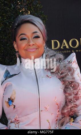 Pasadena, CA. Apr 27, 2018. Raven-Symone aux arrivées pour 45e Journée annuelle de Creative Arts Emmy Awards, Pasadena Civic Centre, Pasadena, CA, 27 avril 2018. Credit : Elizabeth Goodenough/Everett Collection/Alamy Live News Banque D'Images