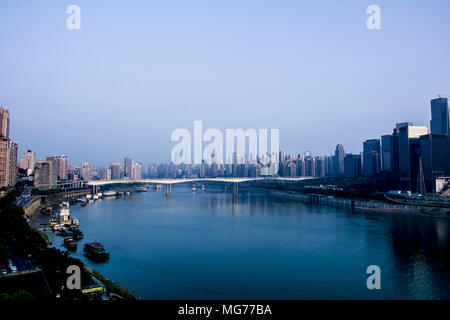 Chongqin, Chongqin, Chine. Apr 27, 2018. Chonging, Chine 27 avril 2018 : Le Qiansimen pont à travers la rivière Jialing de Chongqing dans le sud-ouest de la Chine. Crédit : SIPA Asie/ZUMA/Alamy Fil Live News Banque D'Images