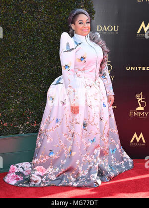Pasadena, Californie, États-Unis. 27 avril 2018. RAVEN-SYMONE arrive pour la 45e édition des Daytime Creative Arts Emmys Awards qui se tient au Pasadena Civic Center. Crédit : Birdie Thompson/AdMedia Banque D'Images