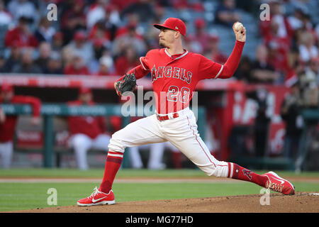 27 avril 2018 : Los Angeles Angels le lanceur partant Andrew Heaney (28) rend le départ pour les anges dans le jeu entre les Yankees de New York et Los Angeles Angels of Anaheim, Angel Stadium d'Anaheim, CA, photographe : Peter Renner and Co Banque D'Images