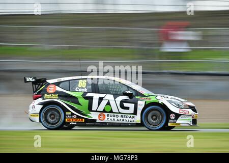 Donington, UK, le 28 avril 2018. Josh Cook Power Maxed TAG Course Vauxhall Astra deuxième plus rapide dans l'ouverture 2018 BTCC Donington la pratique libre de droits Photo crédit : Guy Swarbrick/trackcycling.net/Alamy Live News Banque D'Images