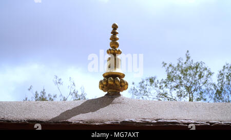 Statue en cuivre sur le toit avec sky Banque D'Images