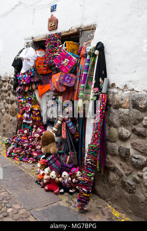 Produits artisanaux traditionnels sur le marché de rue à Cusco, Pérou Banque D'Images