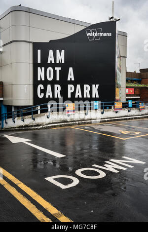 Opinions de l'Watermans Arts Centre (affichage de l'installation d'un panneau "Je ne suis pas un parking') à Brentford , , Londres. Date de la photo : Vendredi, Avril 27, 2018 Banque D'Images