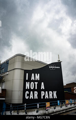 Opinions de l'Watermans Arts Centre (affichage de l'installation d'un panneau "Je ne suis pas un parking') à Brentford , , Londres. Date de la photo : Vendredi, Avril 27, 2018 Banque D'Images