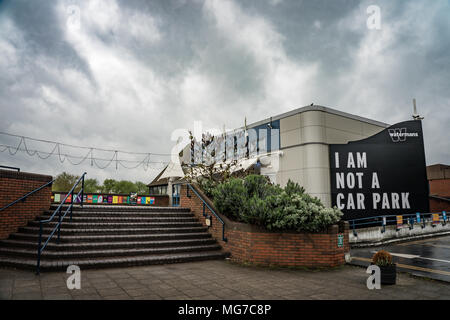 Opinions de l'Watermans Arts Centre (affichage de l'installation d'un panneau "Je ne suis pas un parking') à Brentford , , Londres. Date de la photo : Vendredi, Avril 27, 2018 Banque D'Images
